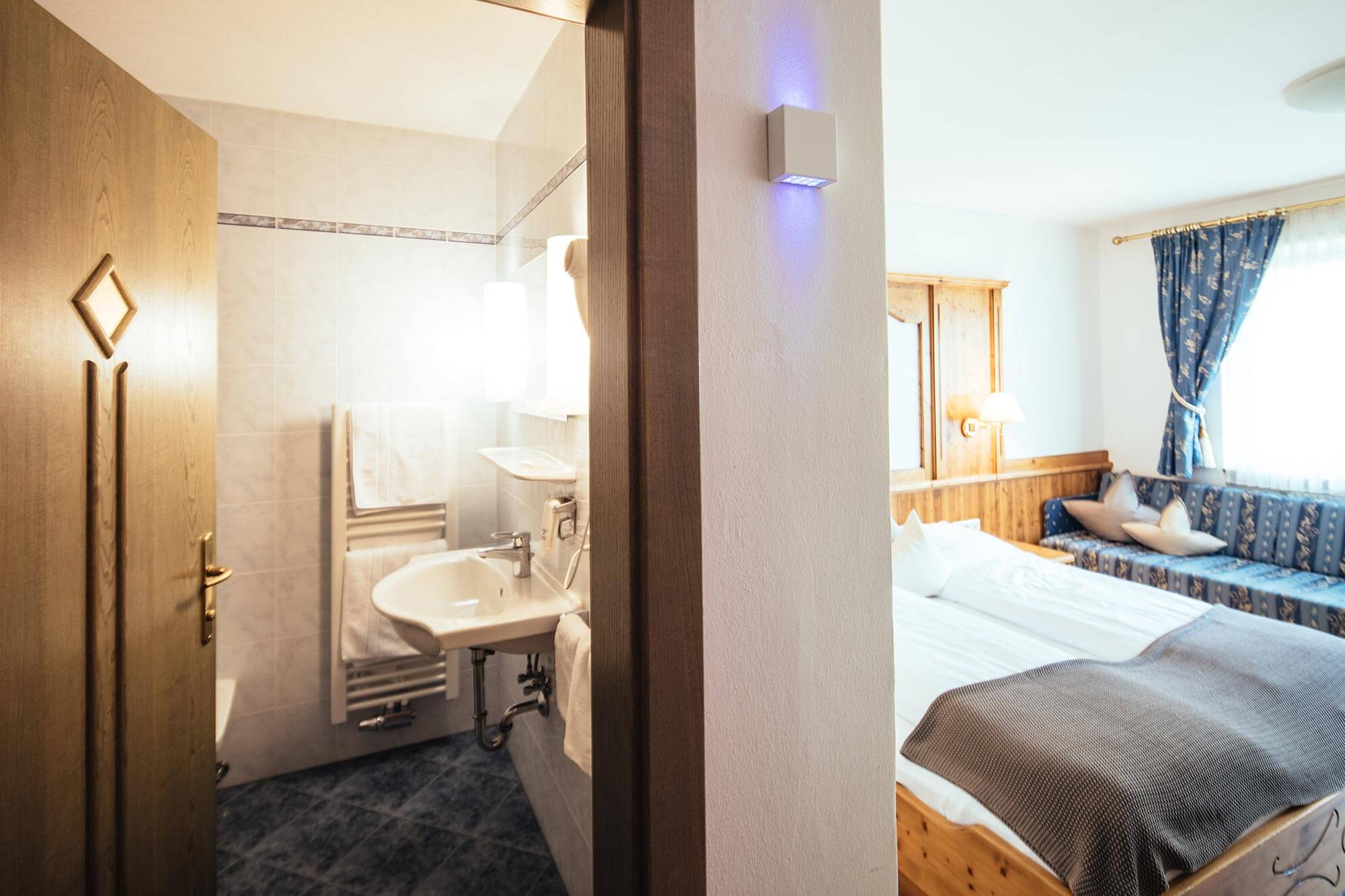 Handgefertigte Naturholzmöbel